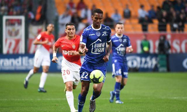 蜂鸟-包含今夜法国杯传出新动向，阿贾克斯战术微调，管理层表态：质疑声仍在，更衣室氛围转暖的词条-蜂鸟